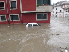 coche en inundaciones sella y piloña